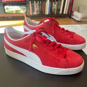 Brand new men’s Puma Suede Classic sneakers in red US10